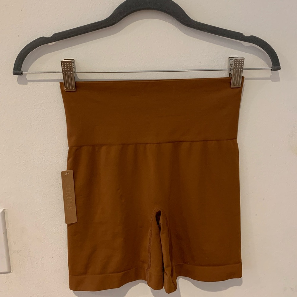 SKIMS *NWT SHALEWEAR SHORTS | M